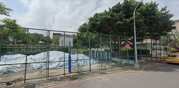 三重區公所於3月中旬開始進行玫瑰公園整建工程，將溫室旁步道及籃球場全面更新。圖／取自google maps