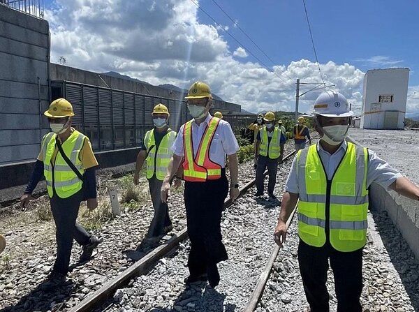 台鐵局局長杜微視察東部鐵路受損路段,目標在農曆春節前搶通。圖/台鐵局提供