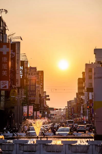 專業攝影師洪年宏臉書發表嘉市中央噴水池、中山路懸日美景,讓人驚嘆。圖/洪年宏提供
