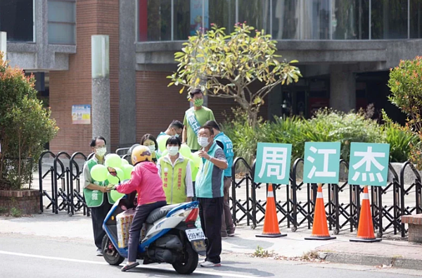 民進黨新竹縣長參選人周江杰砲火瞄準對手楊文科執政的新竹縣政府，直指把經營不善的關西迎風館丟給關西鎮公所，發揮甩鍋能力、浪費人民納稅錢。圖／周江杰團隊提供