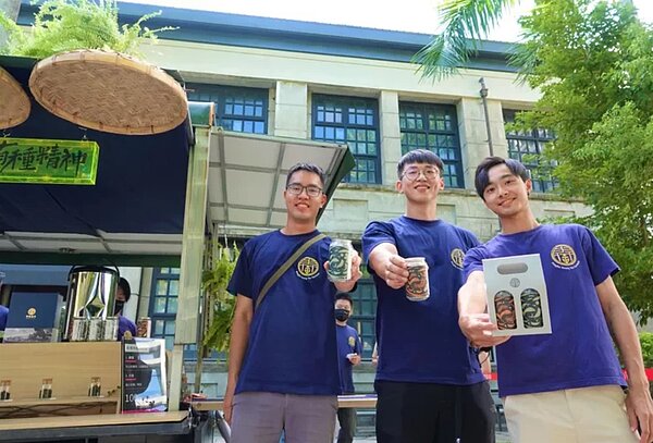 坪林青年茶業發展協會近期推出新品不含酒精帶有酒香的「茶慶酒」。圖/新北市農業局提供