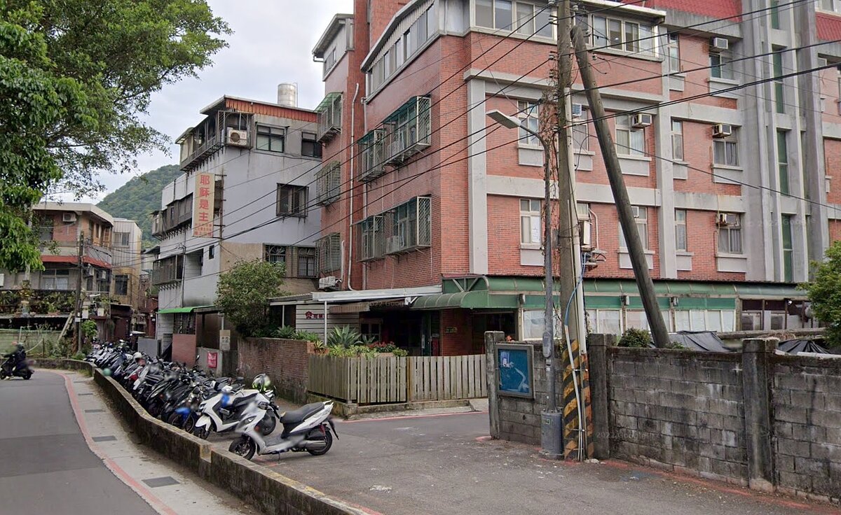 房市也難逃少子化!專家點名「這款房」成海嘯第一排:淹沒一半、剩前段班存活 少子化衝擊甚大,文化大學缺額2378人冠全國。圖為文化大學周邊學區房。圖/翻攝自Google Maps