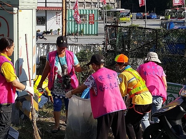 黎安里的環保志工會定期清掃里內街道。圖/取自台北市鄰里服務網