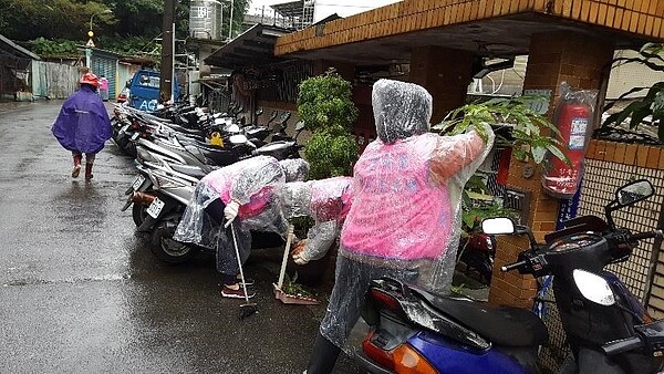環保志工不畏風雨維護里區環境。圖/取自台北市鄰里服務網