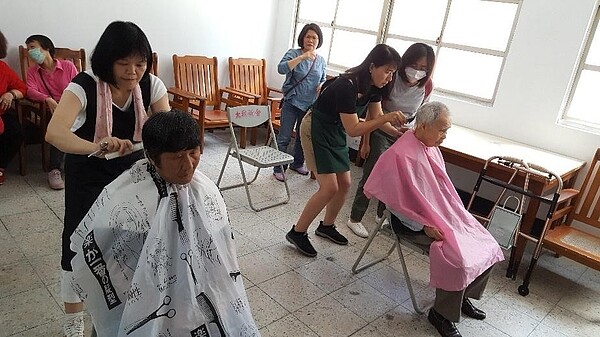 黎安里的義剪活動。圖/取自台北市鄰里服務網