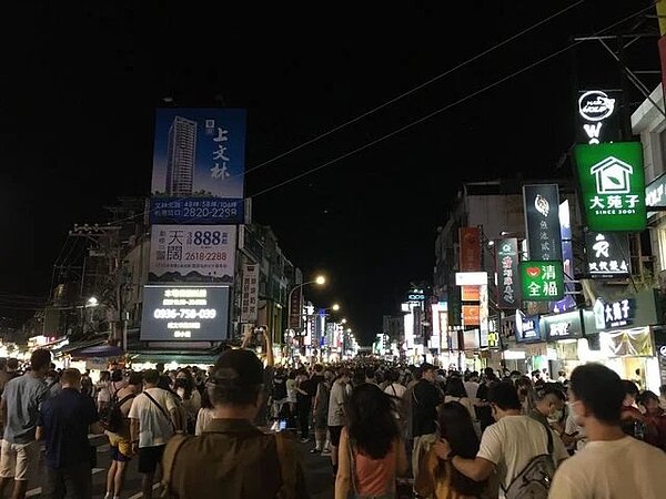 網友認為今年白晝之夜人潮眾多、動線規劃差。圖/擷自Dcard