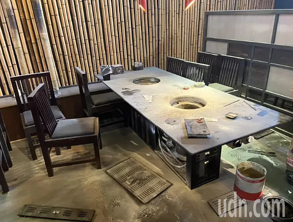 台南市北區公園南路一家燒肉店疑因烤肉爐具管線起火冒煙,員工以滅火器滅火。記者黃宣翰/翻攝