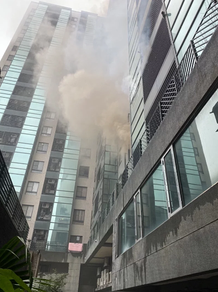 台中市北區進化北路的住宅大樓,在去年9月傳出火警,管委會向住戶求償234萬元。圖/讀者提供