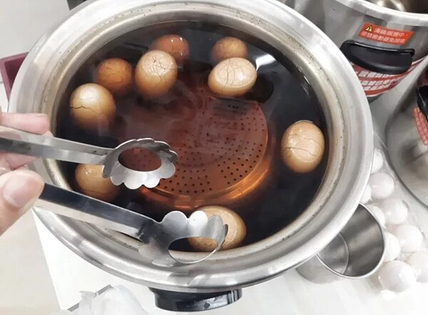 李姓男子拿自己馬克杯裝熱水倒入超商茶葉蛋鍋,不僅害整鍋報銷,還被超商業者求償100萬元商譽損失。圖/聯合報