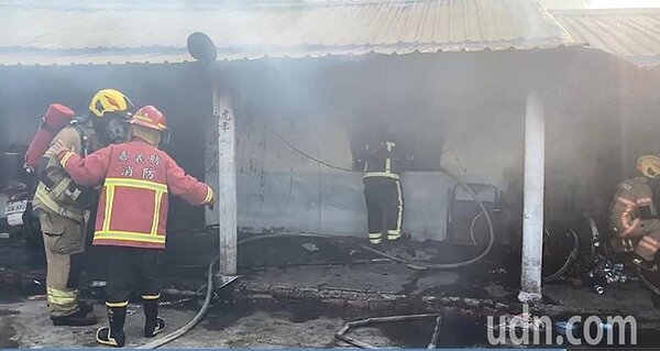 嘉義布袋某平房今晨驚傳火警,行動不便78歲老婦,受困屋內亡。圖/聯合報