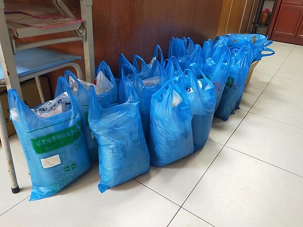 黎平里發放平安米給里內的弱勢族群。圖/取自楊介舟臉書紛絲專頁