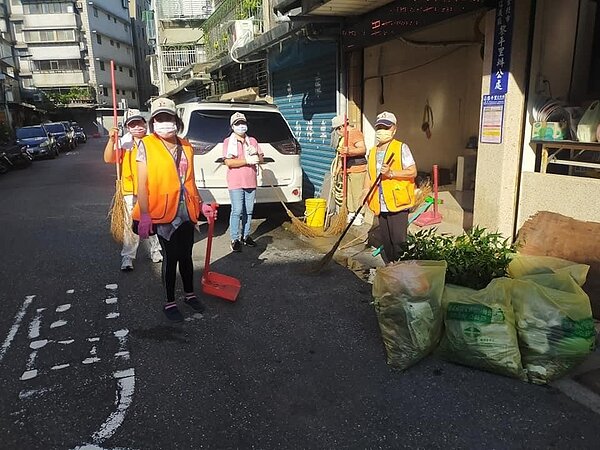 黎平里的清潔日,志工們辛勤打掃。圖/取自楊介舟臉書紛絲專頁