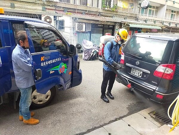 里內消毒防治病媒蚊。圖/取自楊介舟臉書紛絲專頁