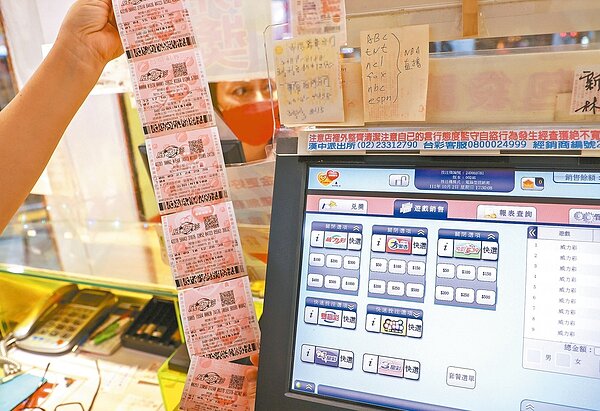 10年商機破兆 第五屆公益彩券十年商機估計破兆元,發行機構中信銀公告遴選電腦技術廠商前,美國在台協會官員拜會國庫署長「介紹」美商,國庫署事後將廠商資料轉給中信銀,遭質疑作法不當。記者余承翰/攝影