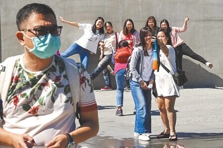 台灣走向後疫情時代,但疾管署民國112年防疫預算845億元卻創史上新高。圖為新冠疫情管制逐漸鬆綁,2日適逢假日,花蓮秀林鄉的「台泥DAKA園區」湧入大量車潮與人潮,不少民眾紛紛摘下口罩拍照留念。(黃子明攝)