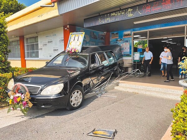 在台南市立殯儀館內倒車暴衝的加長型靈車。（讀者提供）