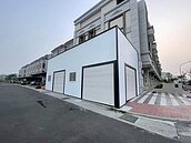 好扯的路霸？　彰化市透天厝前人行道竟搭起鐵皮屋　縣府說話了