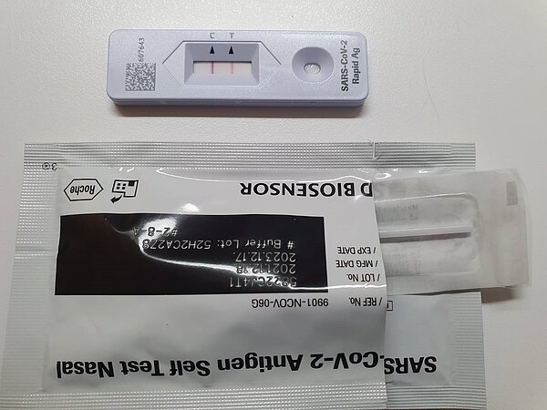 快篩陽確診全民適用於6月26日上路,但很多民眾篩出陽性卻不看診通報。記者楊雅棠/攝影
