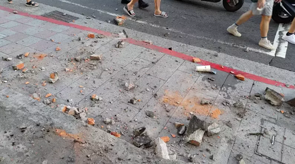 大稻埕60年老屋水泥磚3樓掉落砸傷路人,屋主遭依過失傷害罪嫌送辦。記者蕭雅娟/翻攝