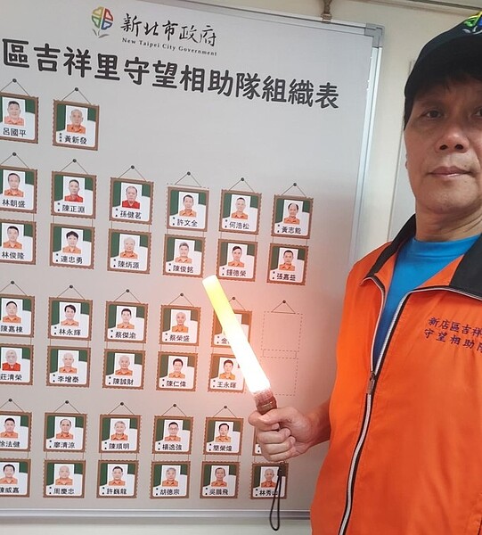 手持螢光棒,團隊跟著林永輝前行。圖/易小滿