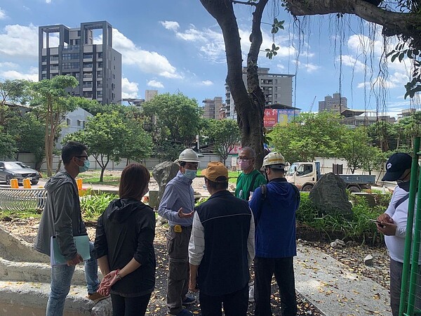 周世英里長進行公園會勘。圖／擷取自台北市鄰里服務網