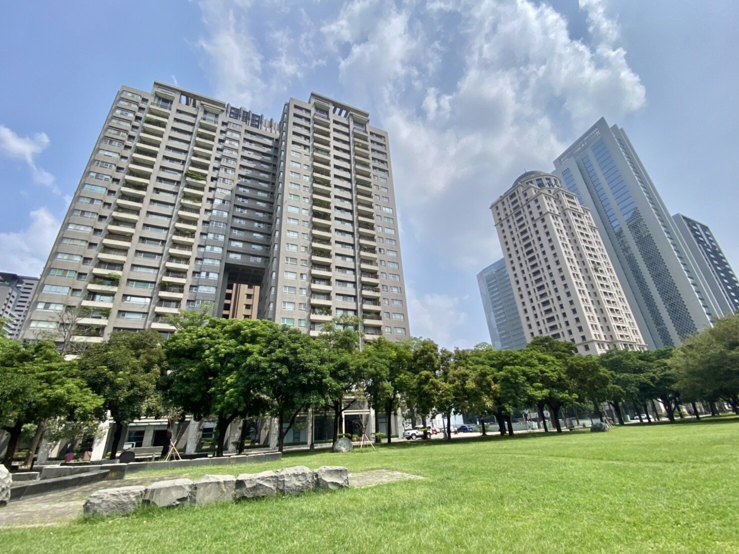 台中市七期中古豪宅社區成交單價前十高集中在市政北五路的夏綠地園道。記者宋健生/攝影