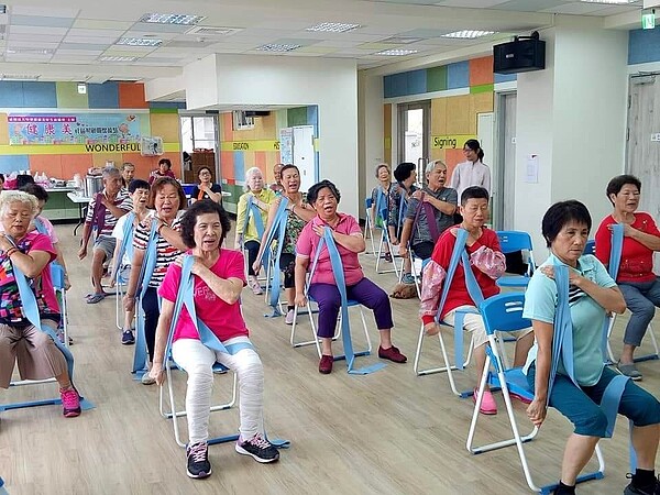 長者定期運動。圖/擷取自里長粉專