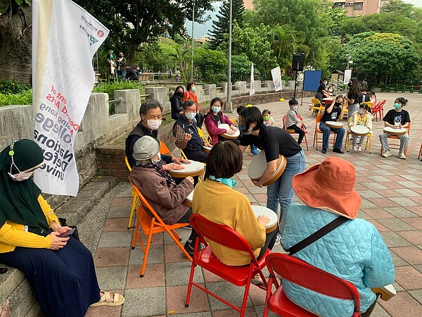 與民同樂的周世英里長。圖/擷取自台北市鄰里服務網