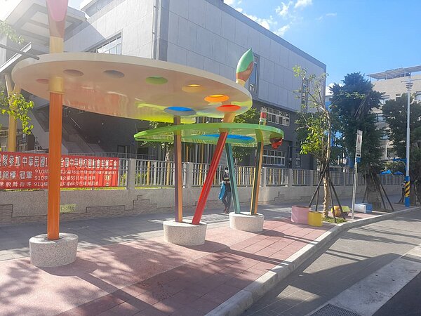 板橋忠孝國中通學廊道工程將家長接送區做好,受到家長們好評。圖/新北市工務局提供