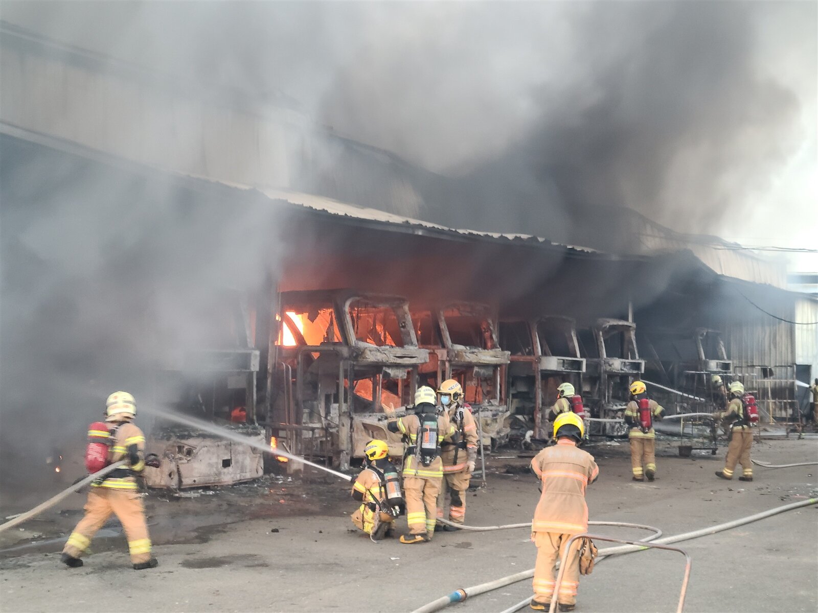 台南市仁德區遊覽車工廠大火,消防人員出水搶救。記者黄宣翰/攝影