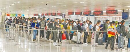 國境下周解封,行政院長蘇貞昌3日上午召開擴大防疫會議表示,下周四(10月13日)將進入國境解封的第二階段,即將開放觀光團出入境,為降低國際間人群流動所增加疫情變化風險,請指揮中心與交通部與業者持續宣導及溝通,確實落實並隨時檢討精進入境團體旅遊的相關指引。圖為桃園機場入境旅客排隊通關。(陳麒全攝)