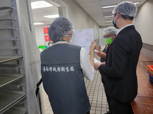 台南晶英酒店傳出集體食物中毒案後，市府衛生局派員前往採檢。（衛生局提供）