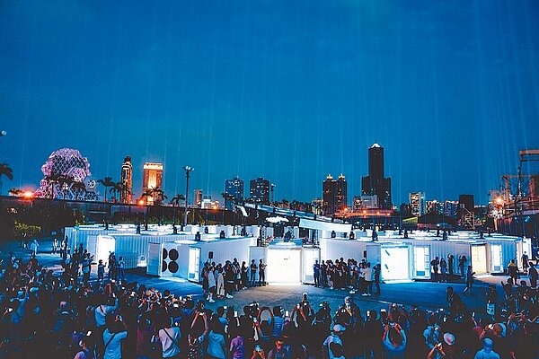 因應高雄氣候在設計展期間推出的夜間展覽策略奏效，讓設計中島的夜晚也充滿人潮，民眾可以從白天逛到晚上，不間斷感受台灣設計力。（高市文化局提供）