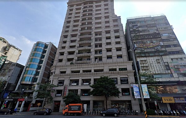 基泰建設推出「基泰台大」,當時承諾春源鋼鐵董事長蔡錫奇「三年包租並保證買回」投資型方案,不過2014年後房市不振,被要求履約卻音訊全無。圖為基泰台大/取自google maps