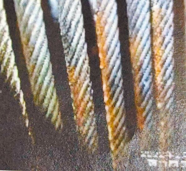 桃園蘆竹國民運動中心遭爆有上百項疏失,其中電梯鋼纜鏽蝕到快斷掉,桃園市工務局表示,請電梯保養公司更換電梯鋼索,儘速改善,目前沒有安全結構的問題。(詹江村提供)