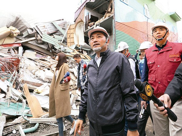 新北市長侯友宜帶隊拆除影響公安建物。圖／新北市消防局提供