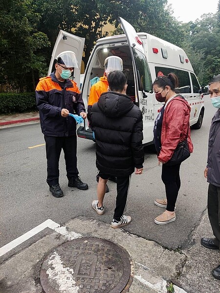 熱心助人的陳姿秀里長,協助里民車禍時送醫處理(圖/陳姿秀里長提供)