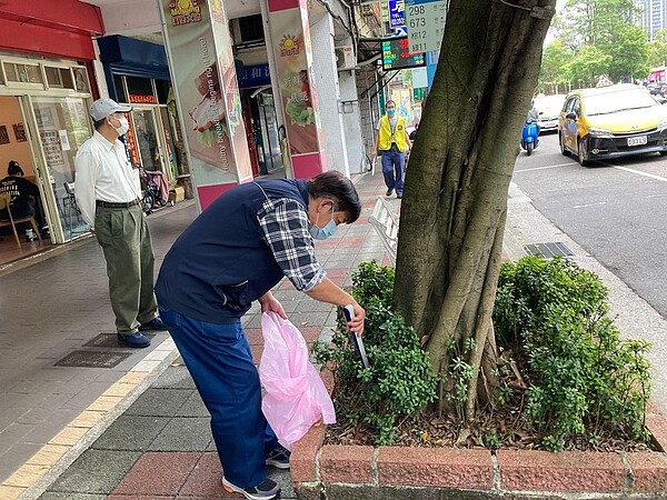 親自參與環境清潔活動，將興昌里每條道路都打掃得乾乾淨淨（圖／吳融昊里長提供）
