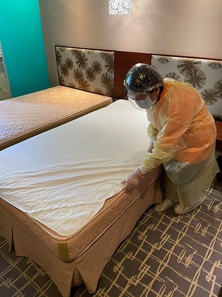 防疫旅館房內內部加強清消。圖／台北市觀傳局提供