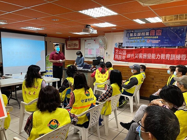 邀請專業消防員講授災害應變判斷及措施(圖/吳融昊里長提供)