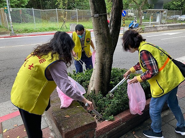 興昌里巡守隊志工一起維護社區整潔(圖/吳融昊里長提供)