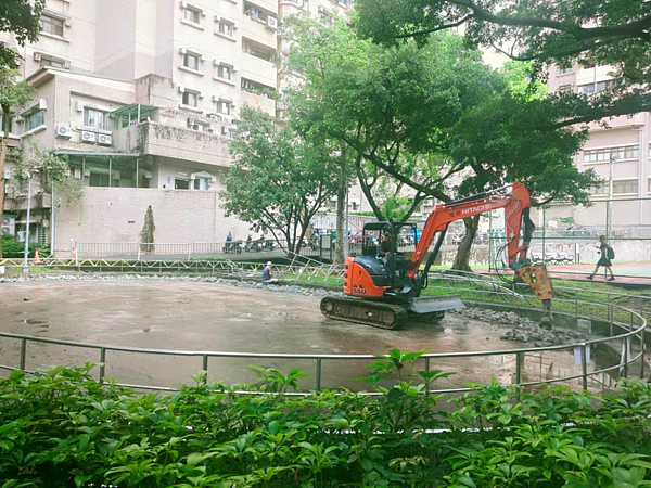 萬芳四號公園溜冰場地面老舊破損,陳姿秀里長協助地坪修繕工程(圖/陳姿秀里長提供)