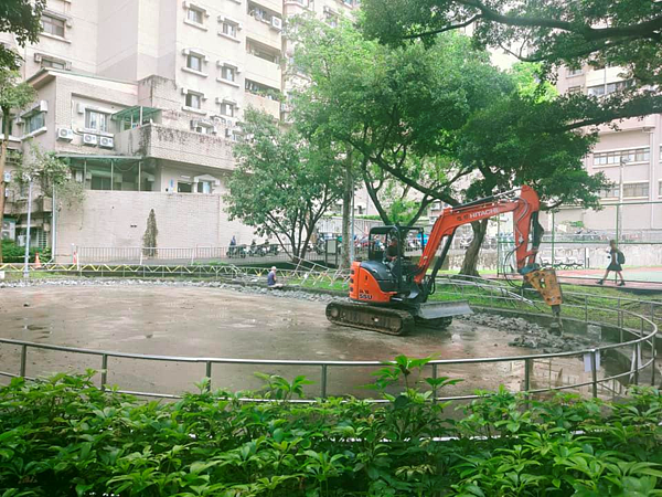 萬芳四號公園溜冰場地面老舊破損，陳姿秀里長協助地坪修繕工程（圖／陳姿秀里長提供）
