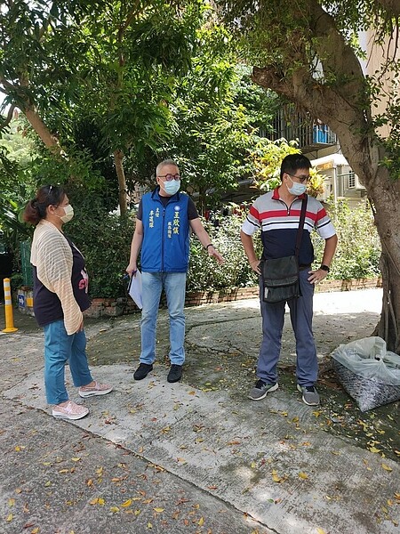 陳姿秀里長前來勘查、協助改善社區破損地面(圖/陳姿秀里長提供)