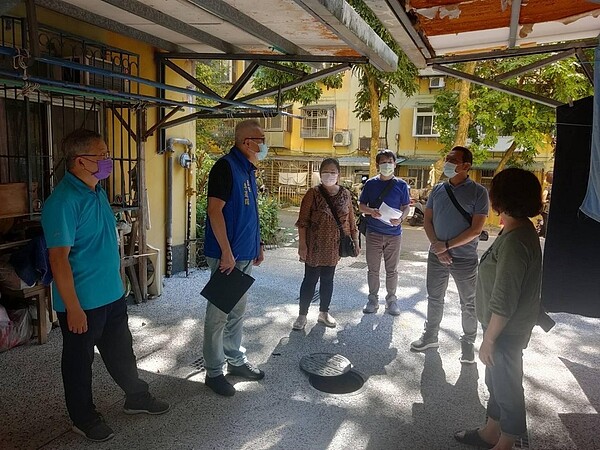 協助改善住戶衛生下水道缺失(圖/陳姿秀里長提供)