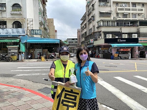 在成為里長之前陳姿秀擔任萬芳國小導護志工12年,為居民無私付出(圖/陳姿秀里長提供)