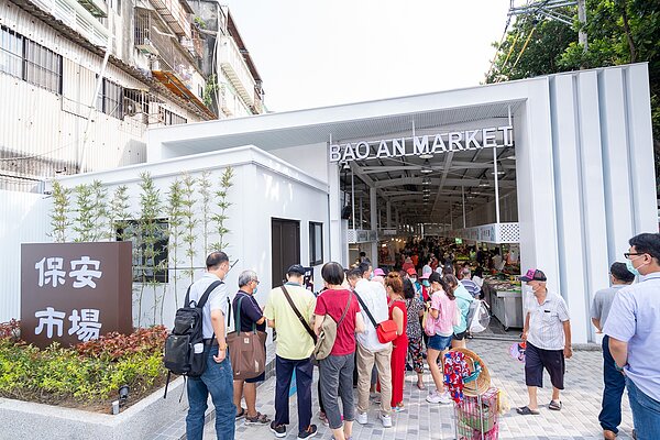 樹林保安市場改造包含加蓋頂棚,配合相鄰公園天幕球場以明亮純淨風格設計入口意象及特色攤招,統一區域色彩。圖/新北市市場處提供