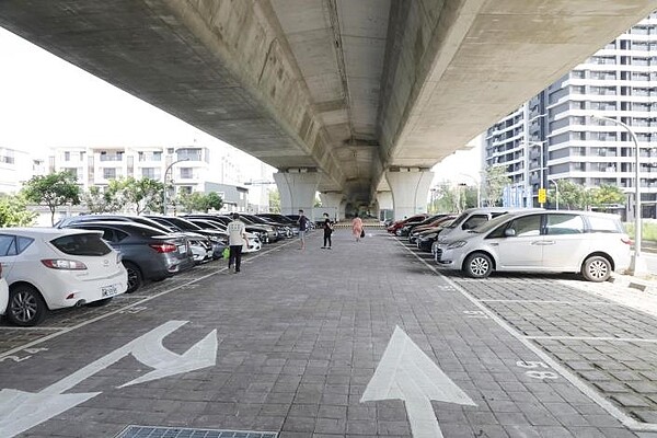 台86橋下萬年五街空地闢建臨時停車場，提供66席汽車、43席機車格位。圖／台南市政府提供