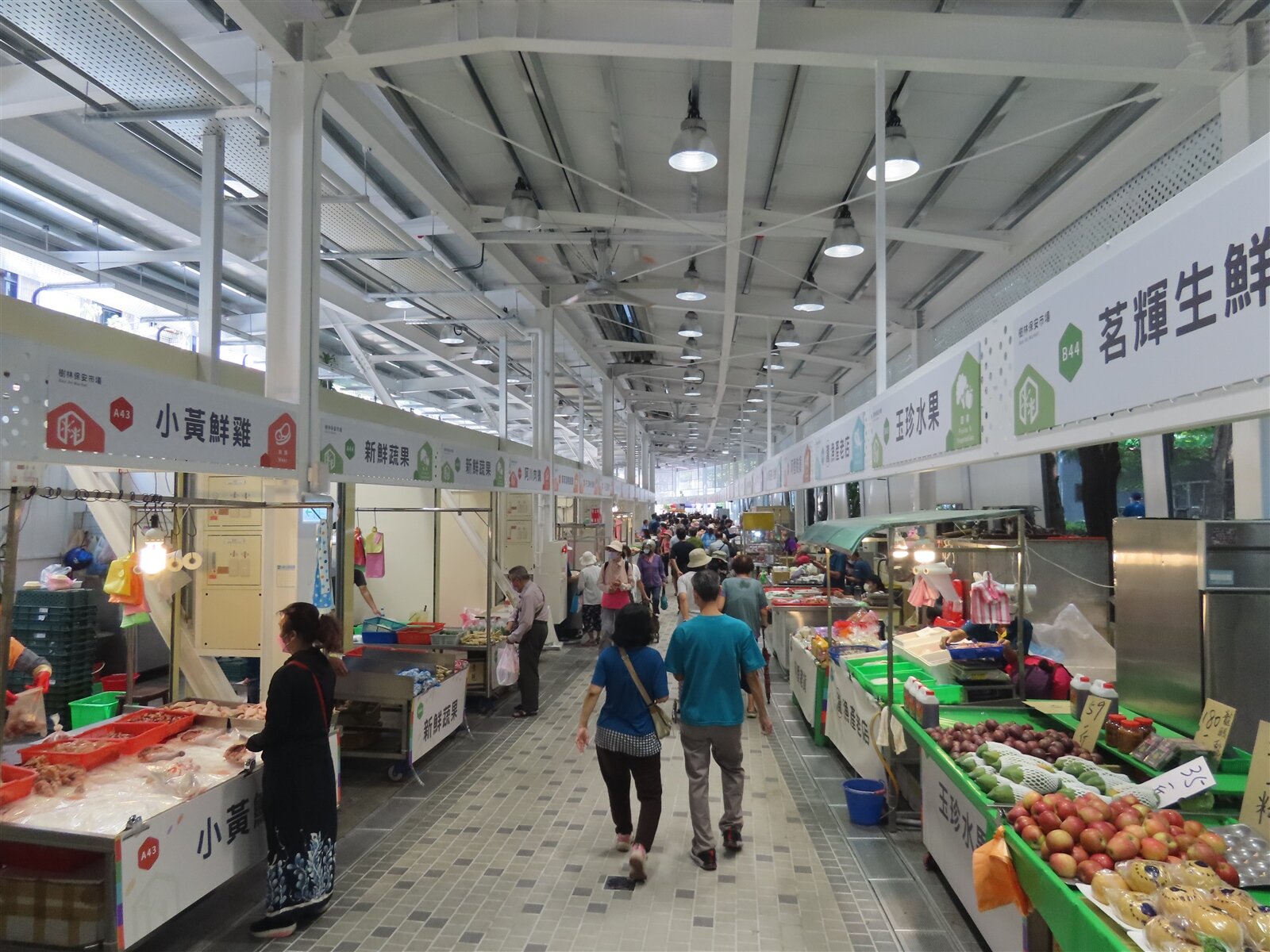 新北市府斥資9千萬元整建保安市場,昨天重新開幕。記者李定宇/攝影