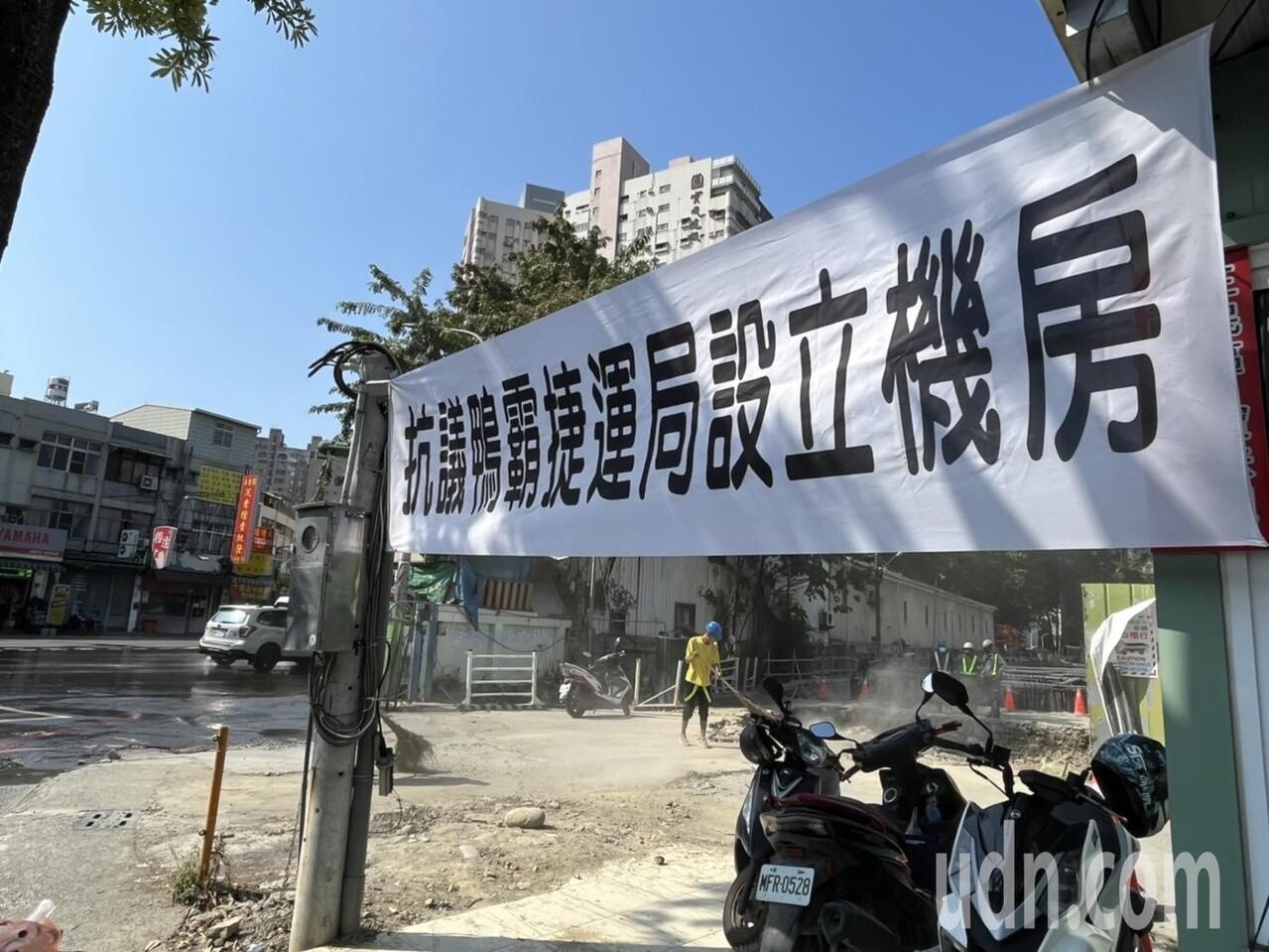 在大順二路與大豐二路口的輕軌機房工程今遭民眾抗議，懸掛白布條。記者林巧璉／攝影 